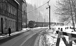 95 0045 hält mit P 18003 nach Sonneberg an der Steinacher Straße vor Sonneberg Nord. Die Bahnübergangssicherung erfolgt durch die Zugführerin. (01.1978) <i>Foto: Burkhard Wollny</i>
