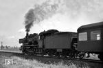 So ganz ohne Eisenbahn ging es dann doch nicht. Helmut Röth erwischte die Saßnitzer 38 2434 aus dem Auto heraus an der parallel geführten Fernstraße 96 bei Rambin (Rügen). (18.06.1965) <i>Foto: Helmut Röth</i>