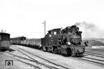 99 4652, die ehemalige Heeresfeldbahnlokomotive HF 110 C von Henschel aus dem Jahr 1941, rangiert im Bahnhof Fährhof auf der Halbinsel Wittow. (18.06.1965) <i>Foto: Helmut Röth</i>