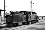 Noch mit ihrem originalen Tender rangiert die 99 4652 am Fährhofer Anleger. Um die Fährbrücke nicht zu sehr zu belasten, spannte man Schutzwagen zwischen Lok und die maximal drei zu trajektierenden Wagen. Lokomotiven durften nur einzeln aufs Schiff. Nach einem Unfall am 2. März 1961 war man besonders vorsichtig. Ein Fährschiff hatte sich beim Beladen losgerissen, so daß ein O-Wagen ins Wasser stürzte, ein weiterer halb auf der Brücke hängen blieb und nur ein Wagen unversehrt das Schiff erreichte. (18.06.1965) <i>Foto: Helmut Röth</i>