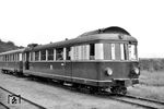 Die Franzburger Kreisbahnen (FKB) war eine Bahngesellschaft in Vorpommern. Sie betrieb Schmalspurbahnstrecken zwischen Stralsund, Barth und Damgarten. Der Name geht auf den damaligen Kreis Franzburg in der preußischen Provinz Pommern zurück. Hier steht der VB 147 561 mit VT 137 562 im Bahnhof Stralsund-Stadtwald. Der VB war am 11. Dezember 1951 aus dem ehemaligen VT 137 564 umgebaut worden. Das französische Aussehen kommt nicht von ungefähr; der Triebwagen des „Typs Morbihan“ wurde von den deutschen Besatzern 1942 von der Chemins de fer du Morbihan (CM) aus der Bretagne nach Deutschland zu den Franzburger Kreisbahnen gebracht. Der Triebwagen verblieb (neben zwei weiteren requirierten VT) auch nach dem Ende des Zweiten Weltkriegs bis zur Verschrottung dort.  (18.06.1965) <i>Foto: Helmut Röth</i>