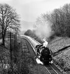 Wenige Kilometer hinter Löbau, bei Breitendorf, hatte 03 2095 den D 488 nach Eisenach immer noch nicht auf Geschwindigkeit gebracht. Deutlich zu sehen ist, dass die Strecke einmal zweigleisig war. (10.04.1978) <i>Foto: Joachim Schmidt</i>
