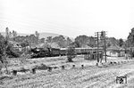 Mit P 3809 (Dresden - Görlitz) ist 03 2096 im Haltepunkt Weickersdorf zwischen Arnsdorf und Bischofswerda angekommen. Die 03 gehörte einst zu den Planloks des Bw Berlin Ostbahnhof, bis sie nach jahrelanger Abstellzeit für die letzten Einsatzwochen bis zum Fristauflauf nochmal beim Bw Görlitz zum Einsatz kam. (12.08.1978) <i>Foto: Joachim Schmidt</i>