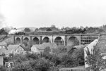In den Jahren 1844 bis 1846 wurde durch die Sächsisch-Schlesische Eisenbahngesellschaft die Bahnstrecke Dresden–Görlitz auch durch Demitz gebaut. Der Bau der ersten großen Steinbrücke mit 11 Bögen in der Oberlausitz hatte beträchtliche sozialökonomische Umschichtungen zur Folge. 700 Arbeiter, auch aus dem Ausland, strömten in das kleine Dorf. Die Quader für das Viadukt waren schon im Elbsandsteingebirge bestellt, als man beim Graben für die Pfeiler beim jetzigen Bahnhof auf Granit stieß. Um Transportkosten zu sparen, baute man die Brücke dann überwiegend aus Granit. Zusätzlich mussten aber die bereits fertigen Quader aus dem Elbsandsteingebirge abgenommen werden, sodass zwei Bögen des Viaduktes aus Sandstein entstanden. Für die Gründung der Brücke im Sumpfgebiet des Schwarzwassers mussten 6000 Eichenpfähle bis zu 7 m tief in die Erde gerammt werden. Am 25. Juni 1846 wurde die Strecke eingeweiht. 03 2096 überquert mit P 3809 nach Görlitz (und einer 52.80 am Zugschluss) hier das Viadukt, das fast wie der Kölner Dom zu DDR-Zeiten eine Dauerbaustelle war. (12.08.1978) <i>Foto: Joachim Schmidt</i>