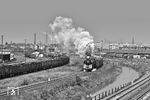 Vor der Kulisse des Bahnhofs Gera Süd und einem für die Jahreszeit ungewöhnlichen Schneegewitter fährt 01 0513 mit P 8015 nach Saalfeld.  (11.05.1978) <i>Foto: Joachim Schmidt</i>