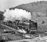Es war die Sensation des Jahres 1980: Fast drei Jahre nach dem Ende auf der "Rennbahn" Dresden - Berlin kommen die verbliebenen Altbau-01 in Saalfeld wieder zum Einsatz, ausgelöst durch die wirtschaftliche Schwäche der DDR, die weder die gestiegenen Forderungen des Rohöl-Lieferaten Sowjetunion erfüllen noch das auf dem Weltmarkt reichlich vorhandene Öl mit Devisen bezahlen konnte. Dem Eisenbahnfreund war's egal, er freute sich über das unverhoffte Wiedersehen mit den "Großohrigen", hier 01 2114 vor Dg 55460 auf dem Weg nach Camburg bei Zeutsch. (04.1980) <i>Foto: Joachim Schmidt</i>