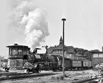 Mit dem Güstener Hilfszug, der fast dem Alter der Lok entsprechen könnte und mit jedem Museumszug heute mithalten könnte, verlässt 03 2235 den Güstener Bahnhof.  (10.06.1978) <i>Foto: Joachim Schmidt</i>