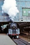 Kurz nach 7.30 Uhr startet der D 671 nach Dresden mit der Ostbahnhofer 01 1506 in berlin Ostbahnhof. (07.08.1976) <i>Foto: Dr. Uwe Knoblauch</i>