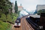 01 1506 fährt mit dem E 315 "Gedania" aus Szczecin (Stettin) durch die Häuserschluchten an der Prenzlauer Allee in Berlin. (08.08.1976) <i>Foto: Dr. Uwe Knoblauch</i>