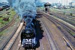 Aus dem Schlundgleis zwischen Ostbahnhof und Warschauer Straße kommt 01 2204 mit dem D 673 nach Dresden geräuchert. (07.08.1976) <i>Foto: Dr. Uwe Knoblauch</i>