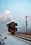 03 0075 dampft mit D 552 (Erfurt - Stralsund) am Karower Kreuz vorbei. (02.1977) <i>Foto: Dr. Uwe Knoblauch</i>