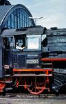 Für das Personal der Leipziger 03 2162 herrscht vor dem Städteschnellverkehrszug D 565 nach Leipzig in Berlin Ostbahnhof noch die Ruhe vor dem Sturm. Der im Regelfall aus 10 Doppelstockwagen bestehende D 565 war nicht unbedingt eine leichte Aufgabe für die 03. (07.08.1976) <i>Foto: Dr. Uwe Knoblauch</i>