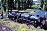 Gastlok 52 4924 vom Bw Berlin-Schöneweide restauriert im Bw Berlin-Pankow. Die von der BMAG in Wildau gebaute Lok wurde am 02.12.1943 im RAW Brandenburg West abgenommen und beim Bw Frankfurt (Oder) Vbf in Dienst gestellt. Von 1945 an war sie im Speckgürtel von Berlin tätig. Erst im Januar 1977 verließ sie die Rbd Berlin. Letzte Station war bis zur Ausmusterung 1990 das Bw Bautzen. Heute wird die Lok vom Sächsischen Eisenbahnmuseum Chemnitz-Hilbersdorf betreut. (08.08.1976) <i>Foto: Dr. Uwe Knoblauch</i>