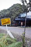 Den Bahnübergang an der Erxleber Straße am Ortsende von Altenhausen auf der Bahnstrecke nach Werferlingen passiert 52 8071. (09.1978) <i>Foto: Dr. Uwe Knoblauch</i>