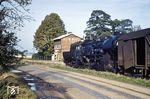 52 8071 (Bw Haldensleben) mit einer Übergabe nach Eilsleben in Schackensleben. Die ausgehängte Tür in dem mitgeführten Pwg hat wohl niemanden interessiert. (09.1978) <i>Foto: Dr. Uwe Knoblauch</i>