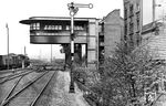 Die engen Platzverhältnisse in Mainz Hbf waren wohl der Grund für diese besondere Konstruktion. Bei dem Stellwerk, das über 12 m in zwei Geschossen horizontal in den Gleisbereich hinausragte, bildete die gesamte Außenhaut die tragende Konstruktion. Die Wände des Treppenhauses waren ebenfalls in die tragende Konstruktion eingebunden; die Wände des Gebäudes bestanden aus geschweißten Stahlträgern. Ohne irgendwelche überflüssigen Zutaten, war dieses Stellwerk sicherlich eine Herausforderung für den Architekten. Das Mainzer Stellwerk war ein Vierreihenhebelwerk, das unter dem eigentlichen Stellwerksraum ein weiteres Geschoss für den Schaltraum besaß. In späteren Jahren wurde der Überhang mit einer Stütze zwischen dem äußeren und dem Gleis daneben abgesichert. (1937) <i>Foto: RVM</i>