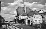 Der Bahnhof Neuffen ist Endstation der Nebenbahn aus Nürtingen auf der Schwäbischen Alb. Das um 1900 errichtete Bahnhofsgebäude wurde von einer Modelleisenbahnzubehörfirma aus Stuttgart in allen Details nachgebaut. (12.1976) <i>Foto: Burkhard Wollny</i>