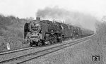 01 2137 mit einer unbekannten Schwesterlok vor dem D 371 "Pannonia-Express" bei Berlin-Altglienicke. (04.1976) <i>Foto: Burkhard Wollny</i>