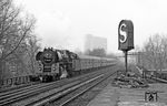 An einem trüben Apriltag des Jahres 1976 befördert die Saalfelder 01 0501 den Lr aus dem Autoreisezug D 1100, der nur freitags von München Ost nach Berlin Stadtbahn über Probstzella – Halle (Saale) verkehrte, aufgenommen vom Bahnsteig der S-Bahnstation Tiergarten. (04.1976) <i>Foto: Burkhard Wollny</i>