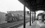 Blick aus der schönen Bahnsteigüberdachung am Berliner Savignyplatz auf die vorbeifahrende 01 0504 vor D 337 aus Hamburg. (04.1976) <i>Foto: Burkhard Wollny</i>