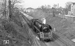 01 1511 (Bw Berlin Ostbf) vor dem D 379 "Istropolitan" auf dem Berliner Außenring hinter dem Grünauer Kreuz. (04.1976) <i>Foto: Burkhard Wollny</i>