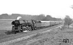 01 1511 mit dem D 370 "Pannonia-Express" beim Aufstieg aus dem Elbtal hinter Weinböhla. Hinter der Lok ist ein Sonderwagen eingestellt. (04.1976) <i>Foto: Burkhard Wollny</i>