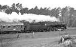 Mit 120 km/h rauscht die Ostbahnhofer 01 1515 vor dem D 370 "Pannonia-Express" bei Golßen vorbei. (04.1976) <i>Foto: Burkhard Wollny</i>