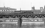 01 0532 überquert mit D 337 die damalige Grenze am Humboldthafen in Berlin. Das Gebäude links beheimatet das Berliner Sozialgericht, rechts die Fassade des ehemaligen Hamburger Bahnhofs. (04.1976) <i>Foto: Burkhard Wollny</i>