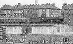01 0532 fährt an den Grenzanlagen vor der Berliner Charité in den Ostteil der Stadt. (04.1976) <i>Foto: Burkhard Wollny</i>