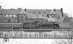 Die Wittenberger 01 0532 rollt vor dem (scheinbar leeren) D 337 aus Hamburg vor der Charité in den Berliner Osten. (04.1976) <i>Foto: Burkhard Wollny</i>