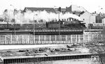 01 0532 beim Grenzübertritt zwischen Lehrter Straße und Friedrichstraße in Berlin. (04.1976) <i>Foto: Burkhard Wollny</i>