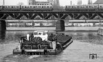 Zwei S-Bahnzüge begegnen sich über der Spree an der damaligen Grenze kurz vor dem alten Lehrter Bahnhof, dort wo heute der Berliner Hbf steht. Auch die Schifffahrt hatte mit der Grenze ihre Not: Die äußere Stadtgrenze West-Berlins verlief an mehreren Stellen durch schiffbare Gewässer. Der Grenzverlauf war dort durch eine vom West-Berliner Senat errichtete Kette aus runden, weißen Bojen mit der Aufschrift „Sektorengrenze“ gekennzeichnet. West-Berliner Fahrgastschiffe und Sportboote mussten darauf achten, sich auf der West-Berliner Seite der Bojenkette zu halten. Bei den Gewässern an der innerstädtischen Grenze verlief diese überall direkt am westlichen oder östlichen Ufer, sodass dort keine Markierung des Grenzverlaufs im Wasser existierte. Die eigentliche Mauer stand auch hier jeweils am Ost-Berliner Ufer. Auf Nebenkanälen und -flüssen wurde die Lage zum Teil unübersichtlich. Manche Schwimmer und Boote aus West-Berlin gerieten versehentlich oder aus Leichtsinn auf Ost-Berliner Gebiet und wurden beschossen. Dabei gab es im Laufe der Jahrzehnte mehrere Tote. (04.1976) <i>Foto: Burkhard Wollny</i>
