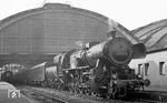 52 1505 (Bw Berlin-Schöneweide) vor einem Leerreisezug in Berlin Ostbahnhof. Die Lok hat einen wahren Nummernsalat hinter sich: Angeliefert wurde sie erst nach Ende des Zweiten Weltkriegs am 20.06.1945 von der DWM Posen als 52 4571 an die PKP. Das MPS kassierte die fabrikneue Lok allerdings als Beutelok ein und taufte sie in 52 4505 um, bis man wohl feststellte, dass diese Lok bereits in den Westzonen existierte. Warum sie dann 1948 ausgerechnet die Ordnungsnummer 1505 erhielt, ist unklar, da es bereits eine Lok mit gleicher Nummer in (Ost-)Berlin gab. 1953 wurde die originäre 52 1505 in 52 7793 umgenummert, die spätere 52 8133. Die "falsche" 52 1505 lief dann unter dieser Nummer noch bis zu ihrer Ausmusterung am 06.03.1979. (04.1976) <i>Foto: Burkhard Wollny</i>