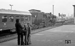 Die "Fake" 52 1505 (vgl. auch Bild-Nr. 65669) wartet in Berlin Ostbahnhof auf Ausfahrt, wobei für die Kinder der Westfotograf offensichtlich interessanter war als die damals noch in Berlin allgegenwärtige Dampflok.  (04.1976) <i>Foto: Burkhard Wollny</i>