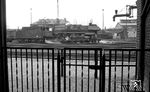Die 1959 aus 58 1675 restaurierte 58 3014 vom Bw Riesa im Bahnhof Elsterwerda. Am 20. November 1997 ereignete sich hier ein schwerer Unfall, als der mit Benzin und Dieselkraftstoff beladene Güterzug KC 71153 der Deutschen Bahn wegen überhöhter Geschwindigkeit im Bahnhof Elsterwerda entgleiste, weil seine Bremsanlage nicht ordnungsgemäß in Betrieb genommen worden war. Zwei Menschen starben, acht wurden verletzt. Der schwer beschädigte Lokschuppen (im Hintergrund) und die Reste des Wirtschaftsgebäudes wurden abgerissen und nicht wieder aufgebaut. (03.1977) <i>Foto: Burkhard Wollny</i>