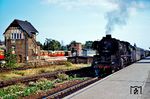03 2083 fährt mit dem Lr aus P 3500 aus Berlin-Schöneweide. Das Wärterstellwerk "Swn" der Bauart Siemens&Halske 1912 ist aktuell außer Betrieb, aber noch vorhanden.  (15.08.1976) <i>Foto: Dr. Uwe Knoblauch</i>