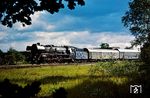 Gerade rechtzeitig leuchte die Sonne am "Tag der Republik" durch die dunklen Wolken bei Berlin-Wuhlheide, als die Leipziger 03 2155 mit D 560 aus Aue (Sachs) erschien.  (07.10.1975) <i>Foto: Dr. Uwe Knoblauch</i>
