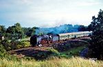 01 2120 (Bw Dresden) fährt mit D 924 (Dresden - Rostock) durch die Berliner Wuhlheide. (03.10.1975) <i>Foto: Dr. Uwe Knoblauch</i>