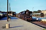 03 0077 steht vor dem D 1817 in Berlin-Lichtenberg. (08.08.1976) <i>Foto: Dr. Uwe Knoblauch</i>