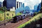 50 0026 (ex 50 1839, ex 50 3583) dampft mit einem Ölzug durch die Häuserschluchten an der Prenzlauer Allee in Berlin. (15.08.1976) <i>Foto: Dr. Uwe Knoblauch</i>