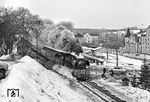 Die donnernde Vorbeifahrt der Stralsunder 03 0058 vor dem D 613 in Burg Stargard mit ihrem einem Düsenjäger ähnlichen Auftreten verlangte nicht nur den Fotografen Respekt ab. Dennoch hatte vorher die zufällige Begleitung eines nordwärts fahrenden Schnellzuges gezeigt, dass man den dreizylindrigen Renner durchaus wieder einholen konnte, was dem dünnen Zugangebot auf der Strecke Stralsund - Berlin entgegen kam. So wurde das Auto (links außen) schon vorab in Position gebracht, um dem Zug auf der Fernverkehrsstraße F 96 zu verfolgen.  (02.03.1979) <i>Foto: Joachim Schmidt</i>