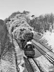 Hinter Fürstenberg kreuzt die F 96 zweimal die Bahnstrecke mit Brücken. Obwohl ab Neustrelitz der D 613 die geradlinie, zweigleisige Neubautrasse der Hafenabfuhrstrecke aus Rostock -für die 03 0058 eine Rennstrecke- nutzen konnte, wurde der Zug hinter Fürstenberg nochmals überholt, da die Straße damals ähnlich gut wie die Schiene ausgebaut war. Volles Rohr ging es an den Fotografen vorbei.  (02.03.1979) <i>Foto: Joachim Schmidt</i>