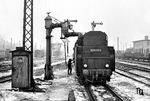 Letzte Vorbereitungen vor Fahrtantritt der 03 0058 in Stralsund. (03.03.1979) <i>Foto: Joachim Schmidt</i>