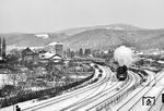 Die Schneekatastrophe des Winter 1978/79 beeinflusste auch den Süden der DDR. Aber Überraschung: Am 3. Januar 1979 schaffte es die Reichsbahn trotz Lokausfall den Transitzug D 303 aus (West-)Berlin pünktlich (!) bis Saalfeld zu befördern. Irgendwo unterwegs hatte 01 0524 den Zug von der planmäßigen 132 übernommen und brachte den Zug planmäßig über die Saalebahn. In Saalfeld wurde allerdings ein Lokwechsel nötig, da das Lokpersonal nicht die notwendigen Ausweispapiere für den Grenzbahnhof Probstzella besaß. (03.01.1979) <i>Foto: Joachim Schmidt</i>