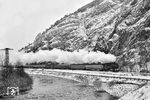 In Saalfeld übernahm dann 95 0044 den D 302 nach München und beförderte ihn die letzten 25 km bis zum Grenzbahnhof nach Probstzella; eine Bespannung, die wohl wegen der Winterkatastrophe einmalig war. Die Aufnahme entstand am berühmten Felsmassiv am Bohlen kurz hinter Saalfeld.  (03.01.1979) <i>Foto: Joachim Schmidt</i>
