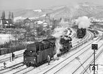 Während die DDR im Winter 1978/79 wie gelähmt erschien, zählte für die jugendlichen Eisenbahnfans aus dem Westen nur, dass die Straßen in Thüringen passierbar waren und es genug Benzin für ein warmes Auto bei den arktischen Temperaturen gab, insbesondere, wenn man auf die verspäteten Dampfzüge warten musste. Da der P 3003 aus Halle nicht rechtzeitig in Saalfeld eingetroffen war, verschob sich die Rückleistung des P 3004, der aus dem Wagenpark des P 3003 bestand, bis auf den Nachmittag. 01 0531 wartet in der Bahnhofseinfahrt von Saalfeld bereits auf die Ankunft des P 3003, der gerade mit 01 0525 einfährt. (04.01.1979) <i>Foto: Joachim Schmidt</i>