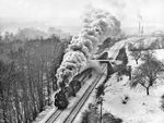 Eine Herausforderung war schon immer der Blick von der Autobahnbrücke in die Bahnhofsausfahrt von Stadtroda. Beim allgemeinen Winterchaos wurde darauf vertraut, dass auch die Volkspolizei andere Sorgen hatte und nicht unbedingt im unpassenden Augenblick vorbeifuhr - und so gelang die Ausfahrt des mittäglichen P 6017 von Jena Saalbahnhof nach Gera mit 01 0519 von der Autobahnbrücke.  (05.01.1979) <i>Foto: Joachim Schmidt</i>