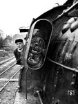 Eine Reminiszenz an die Lokführer auf den Schnellzugdampfloks: Lokführer Joachim Kutz auf der Saalfelder 01 0513 in Jena. (1979) <i>Foto: Joachim Schmidt</i>