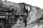 "Letzte Ölung" für die Speisepumpe der 03 0058 vor der Abfahrt des D 613 im Bahnhof Stralsund. (03.03.1979) <i>Foto: Wolfgang Bügel</i>