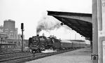 01 2204 beschleunigt den D 371 "Pannonia-Express" am S-Bahnhof Berlin-Warschauer Straße. (12.1975) <i>Foto: Burkhard Wollny</i>